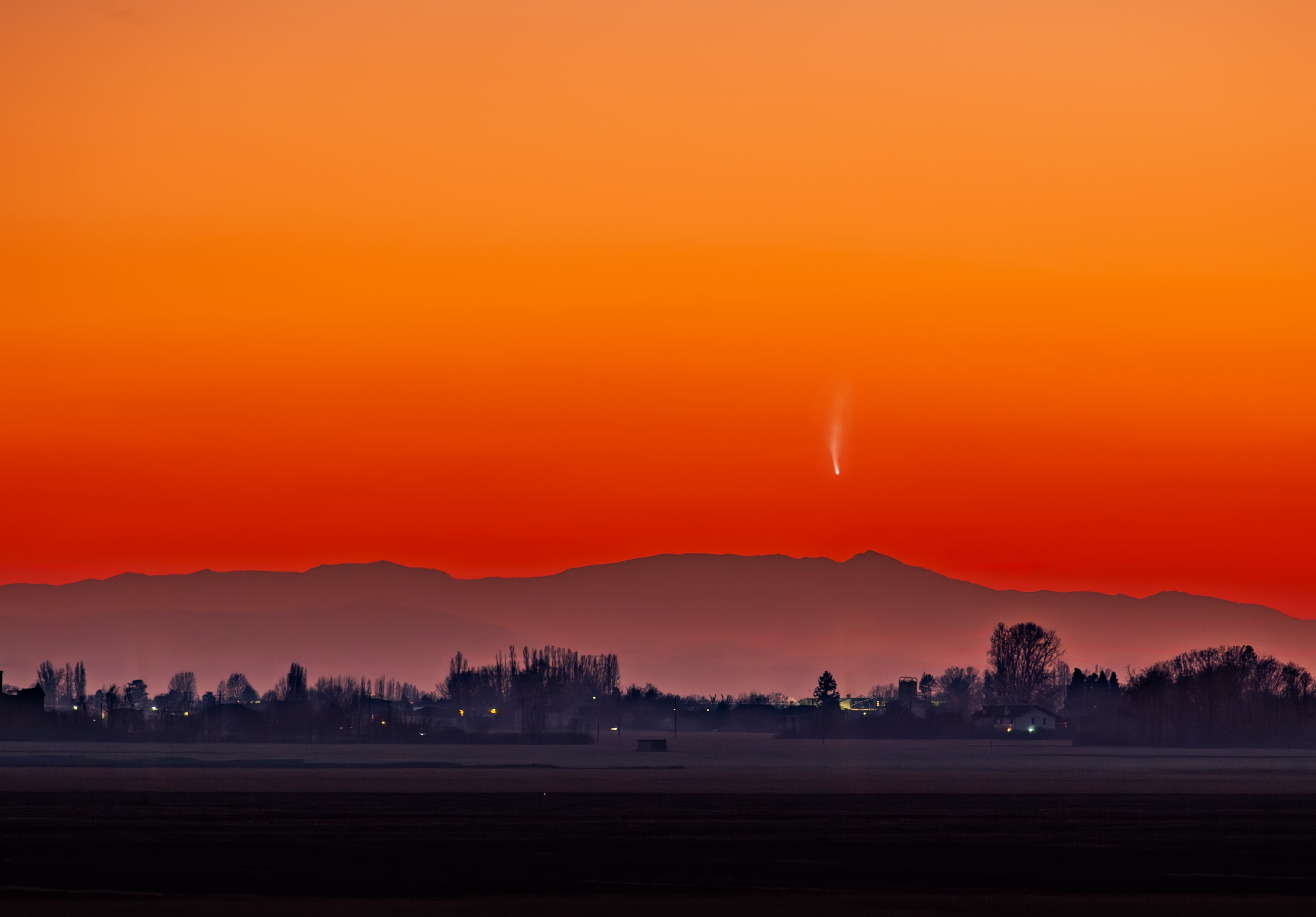 comet ATLAS sets over Mount Cusna